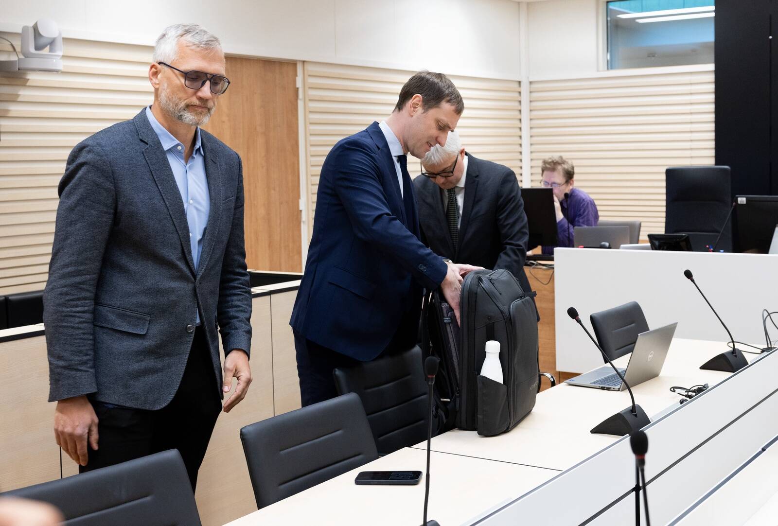 Ants Põldsam kaitsjate Madis Uusoru ja Risto Käbiga Harju maakohtus.