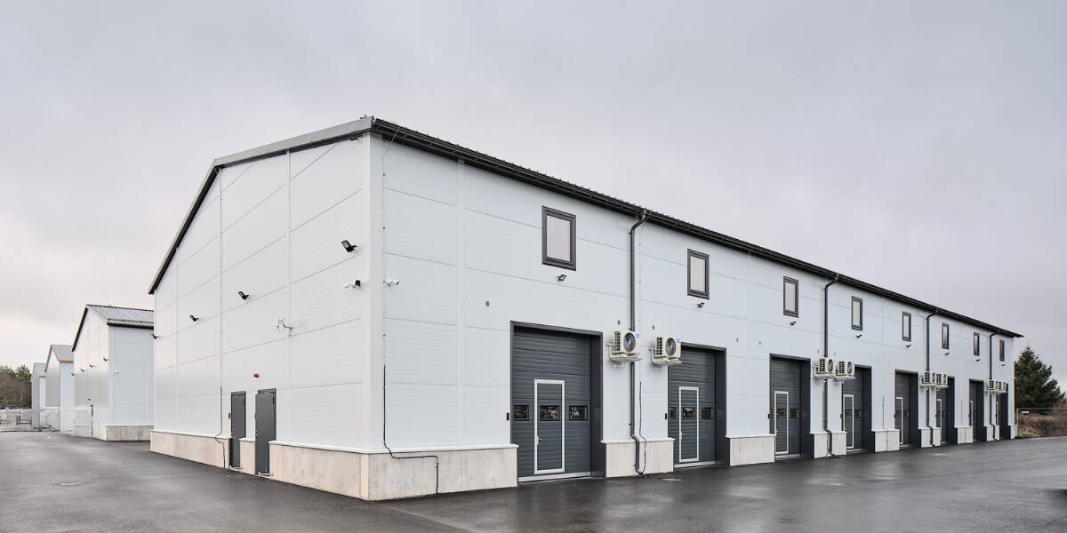 Lennuradari laokompleks asub logistiliselt strateegilises kohas, Tallinna ringtee ja Suur-Sõjamäe tee vahetus läheduses.