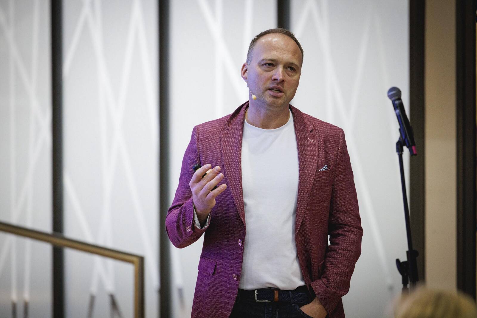 Kui nii-öelda vanakooli juht eeldab, et tema käes on täielik kontroll ja edu peitub võimalikult suures stabiilsuses, siis tänapäeva dünaamilisse maailma see mõtteviis enamasti ei sobi, ütleb Eero Sikka.