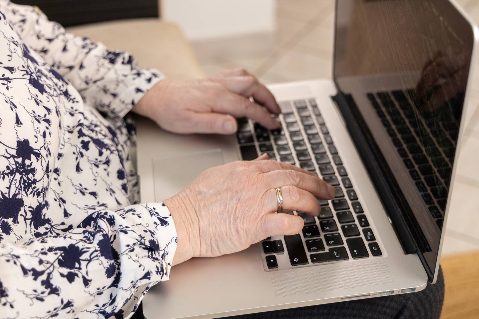 Vanemaealine arvuti taga.