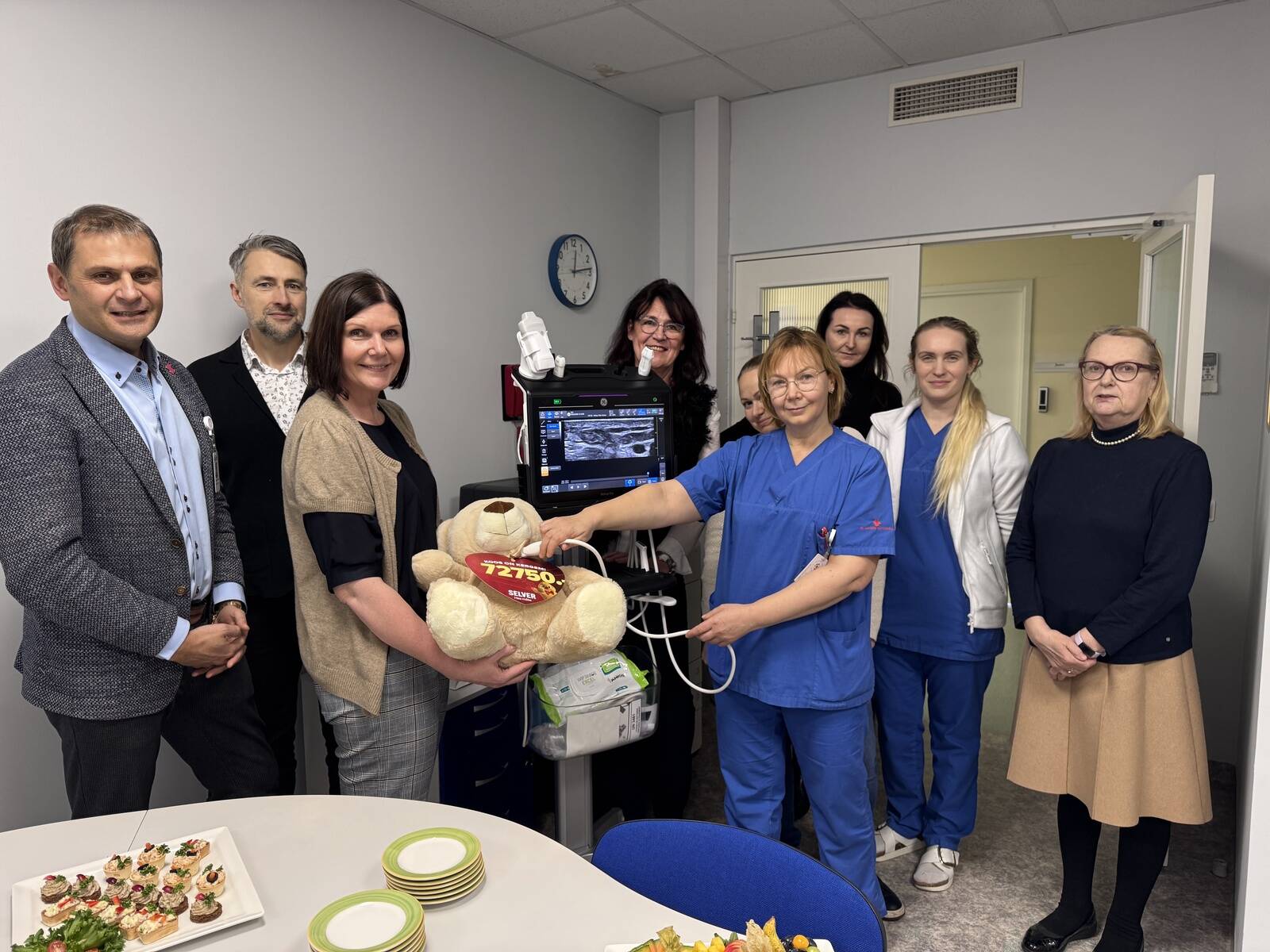 Tallinna lastehaigla soetas eelmise heategevuskampaania käigus kogutud annetuste eest mobiilse ultraheliaparaadi.