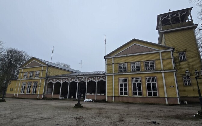 Kuressaare kuursaali uued omanikud taastavad sammhaaval hoone ajaloolist ilmet | Eesti