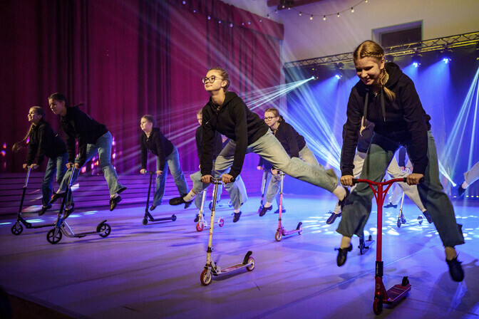 Galerii: Koolitantsu uue hooaja avas Hiiumaa tantsupäev | kultuur