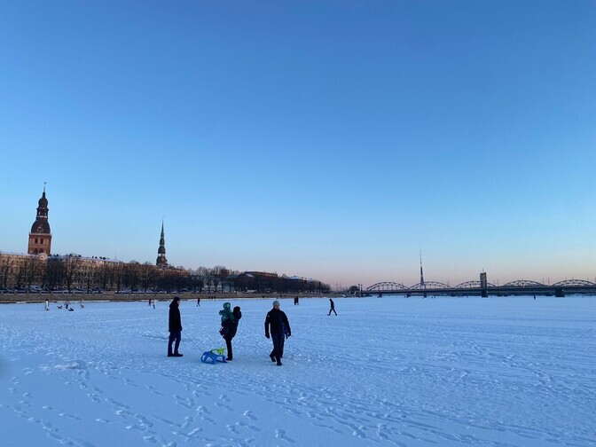 Riia plaanib lubada Daugaval jalgsi jääle minekut | Välismaa