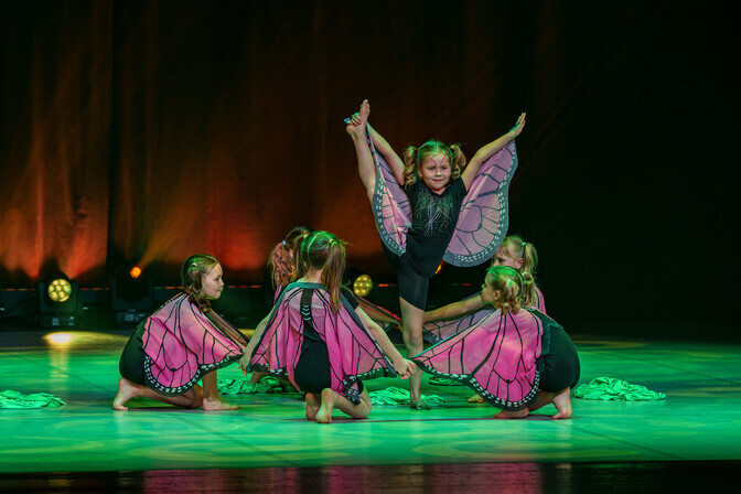 Galerii: Koolitants tõi Rakverre kokku tantsijad Lääne- ja Ida-Virumaalt | kultuur