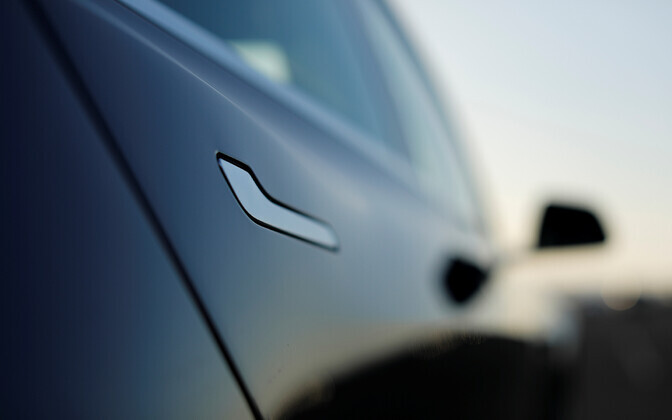 Hiina keelustab turvariskide tõttu autode peidetud ukselingid | Välismaa