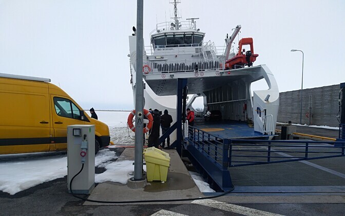 Parvlaev Kihnu Virve seisab madala veetaseme tõttu sadamas | Eesti