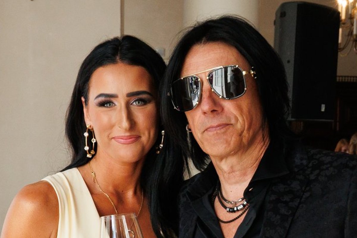 KLÕPS | Hendrik Sal-Saller tähistas 60. eluaastat koos kallimaga lennuki esimeses klassis