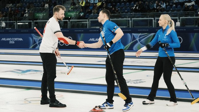 Harri Lill ja Marie Kaldvee kätlemas šveitslase Yannick Schwalleriga.