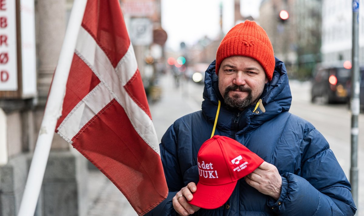 Sellised mütsid kirjadega „Nu det NUUK“ („Nüüd aitab!“) ja „Make America Go Away“ („Pange Ameerika lahkuma“) on kujunenud üheks USA-vastase protesti sümboliks.