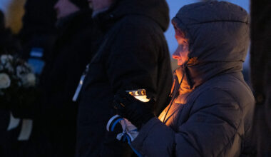 GALERII | Tartu rahu 106. aastapäeva mälestushetk Kärdla kiriku juures