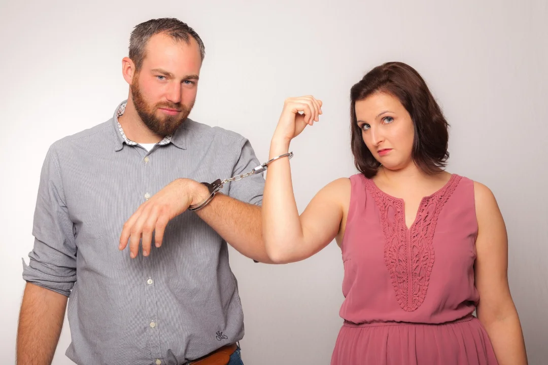 tuhanded lahutanud poolakad võivad olla seaduse silmis jätkuvalt abielus