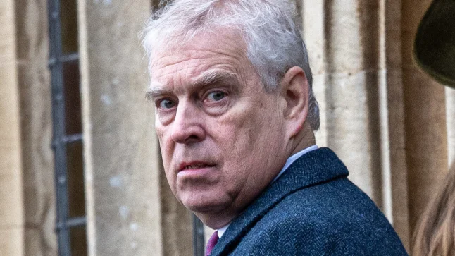 Häbistatud Andrew kolis ööpimeduse varjus kuninglikust häärberist välja