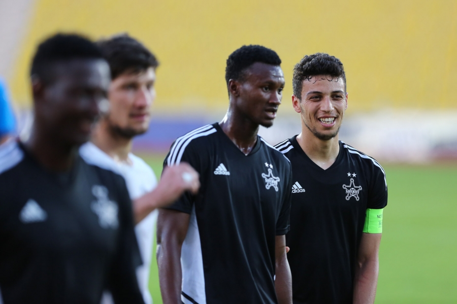 Tambedou meeskonnakaaslastega Šerifi särgis. Foto: erakogu
