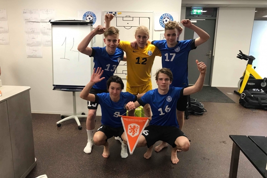 Sander Alex Liit, Georg Mattias Lagus, Henri Leoke (kõik ülemises reas), Oliver Jürgens ja Karl Gustav Kokka (mõlemad alumises reas) pärast Hollandi eakaaslaste alistamist. Foto: erakogu