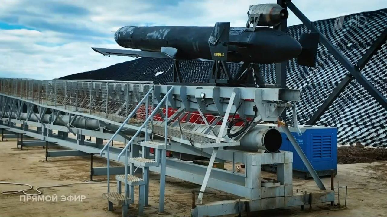 PILDID: Venemaa esitles paraadi käigus uusi lennukimootoriga ründedroone Geran-5