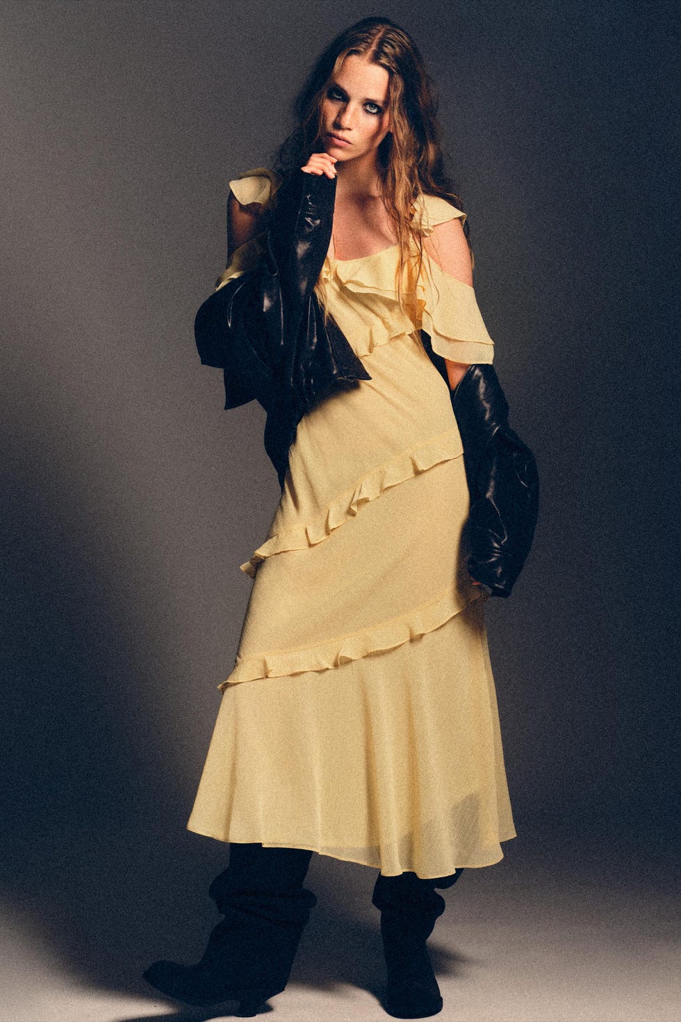 vestido midi de volantes
