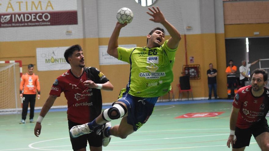 Felipe Ferreira, del BM Zamora, se eleva para lanzar ante Sant Cugat.