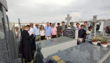 El padre Víctor Carrasco dirige la oración ante la sepultura de Andrés Vázquez.