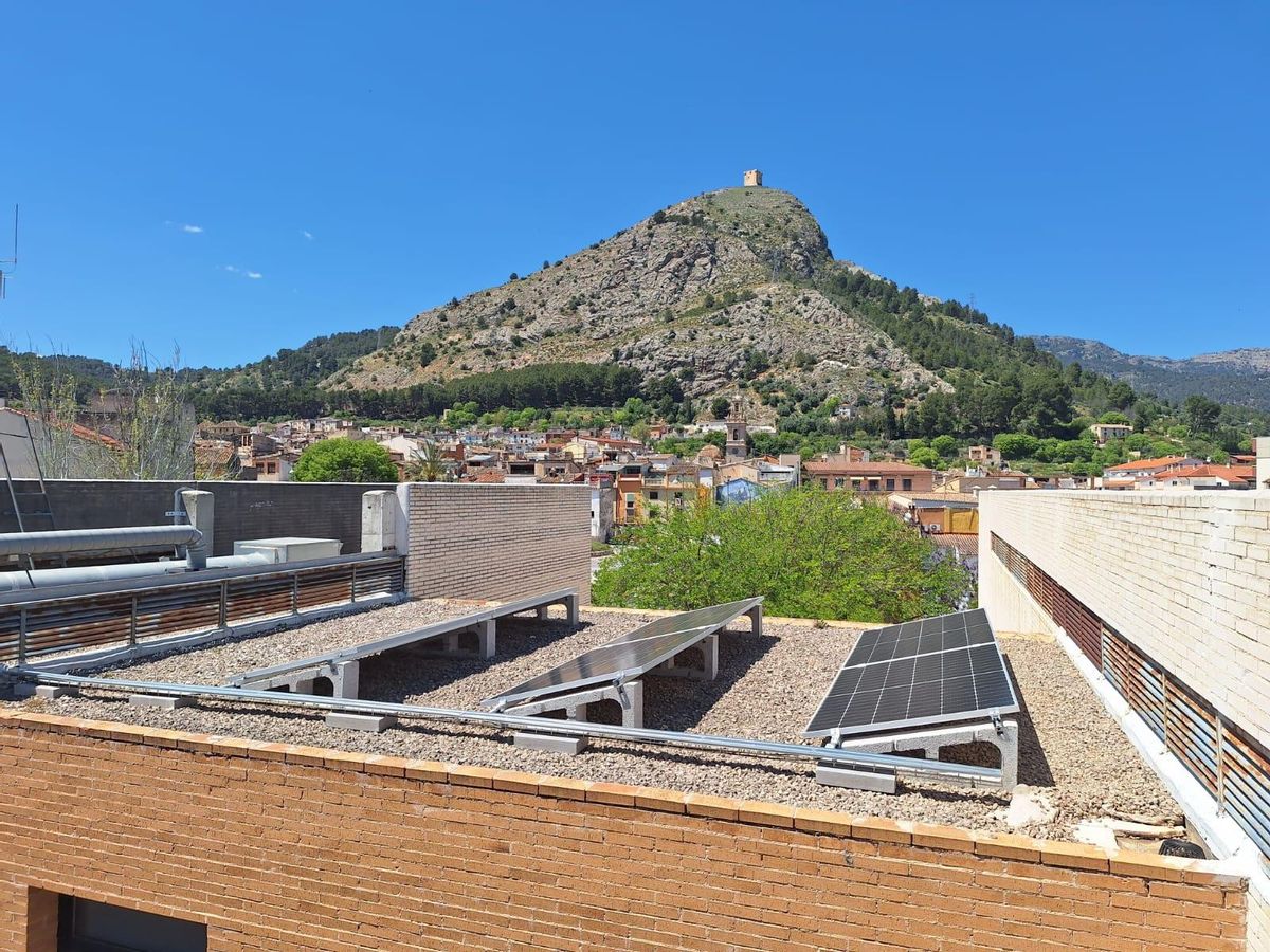 Las placas solares instaladas en el centro social de Cocentaina