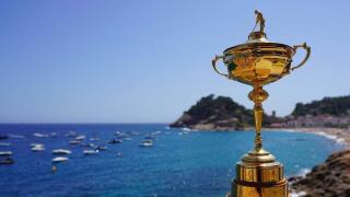 Imagen del trofeo de la Ryder Cup con Tossa de Mar (Girona) de fondo