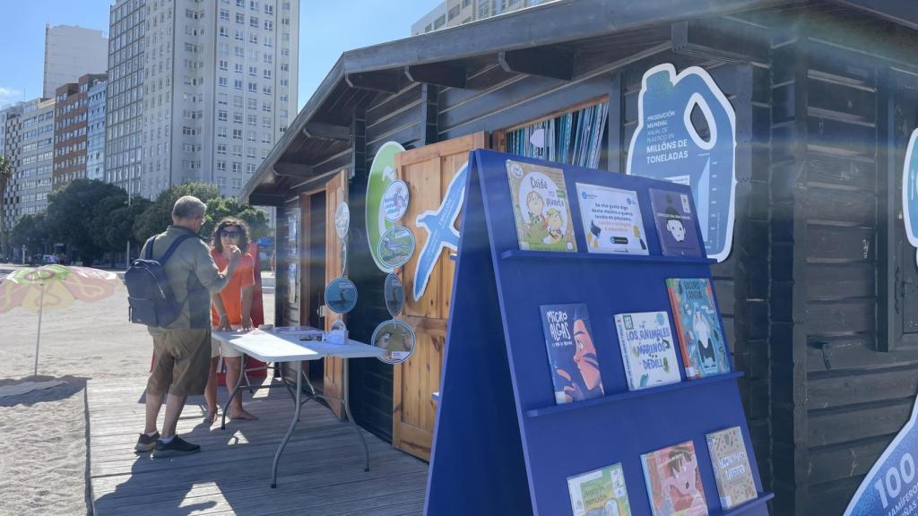 Caseta del programa de Eduación Ambiental en la playa de Riazor de A Coruña.