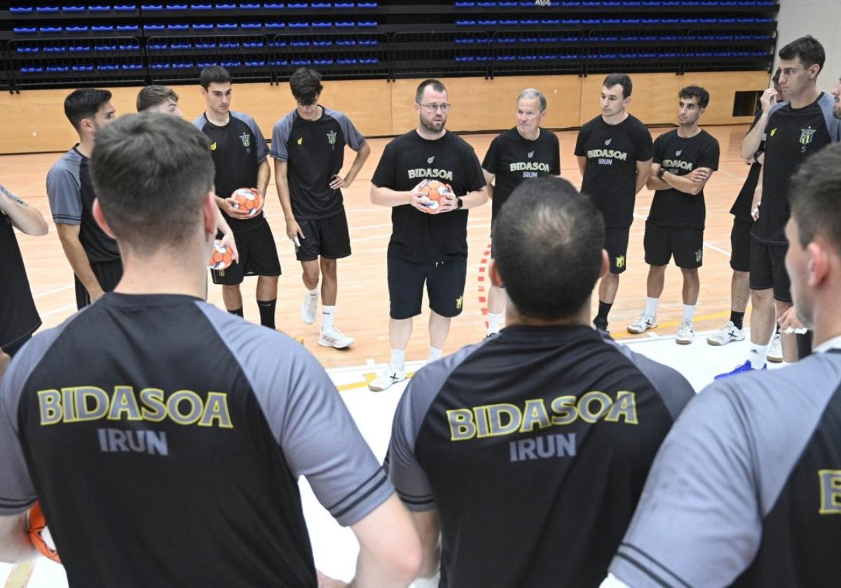«En esta pretemporada más corta vamos a trabajar más con balón desde el inicio»