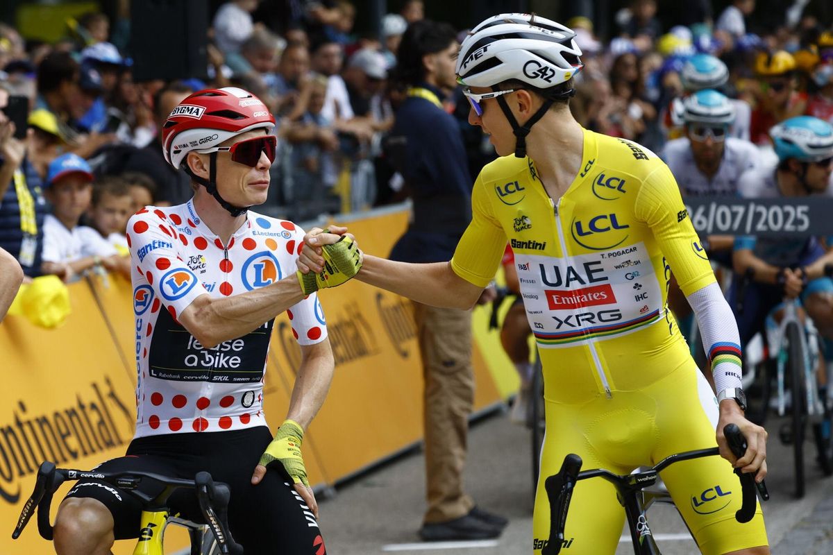 El ciclista esloveno Tadej Pogacar (UAE Emirates) (d) y el danés Jonas Vingegaard (Visma-Lease a Bike) (izq), primer y segundo clasificados de la general del Tour de Francia, respectivamente, se saludan al comienzo de la penúltima etapa. EFE/EPA/MARTIN DIVISEK. Agrega fotos y textos