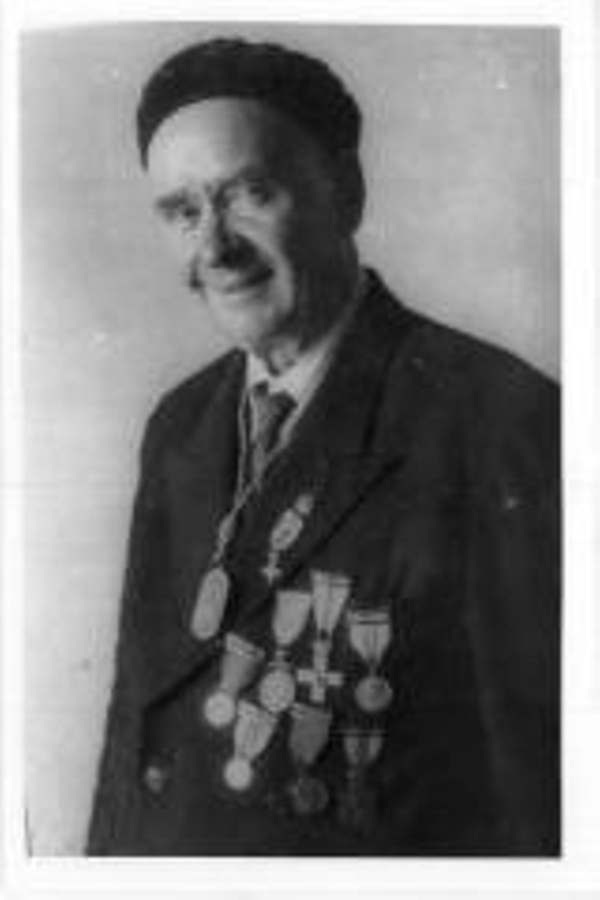 Bene, luciendo una muestra de su colección de medallas