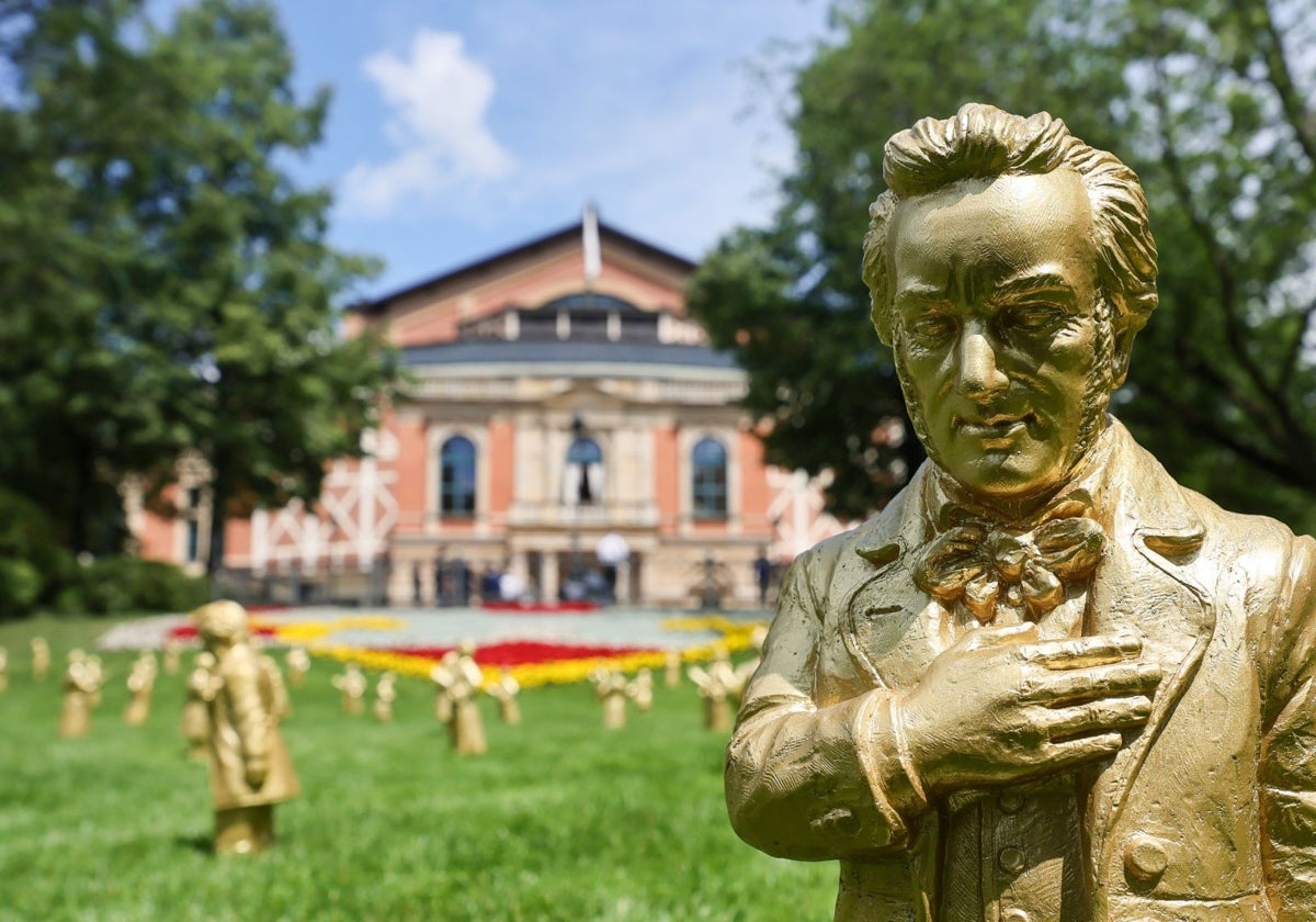 Figuritas de Wagner como enanitos de jardín, en la instalación que el artista Ottmar Hoerl ha preparado para el festival