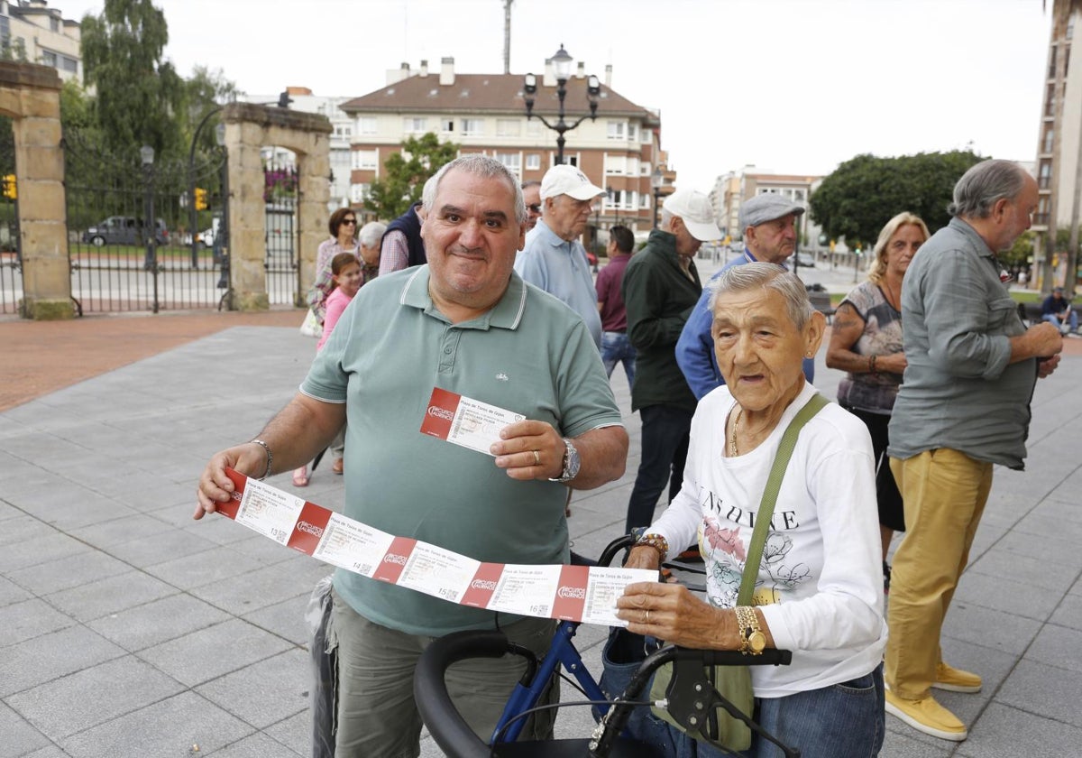 Los fieles de la Feria Taurina de Begoña retiran sus abonos
