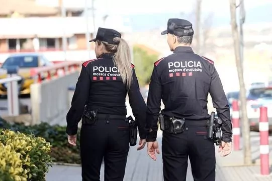 Abaten a un hombre de unos 20 años, que irrumpió con un cuchillo en la comisaría de Montornès del Vallès, tras herir de gravedad a un agente - El Mundo