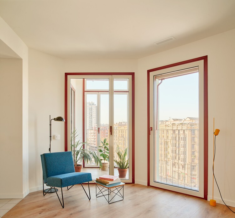 Illa Glòries Vivienda Social / Cierto Estudio - Fotografía interior, Madera, Vidrio, Sillas