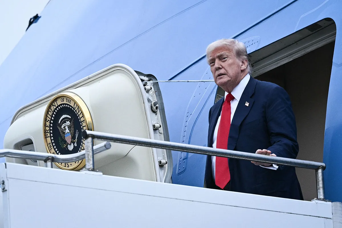 Trump arremete contra la política de inmigración europea y la energía eólica a su llegada a Escocia para visitar sus campos de golf - El Mundo