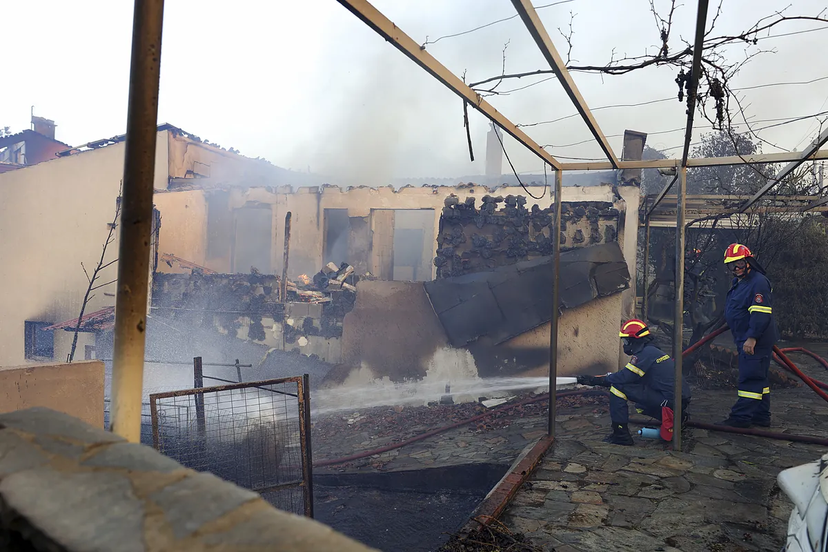 Ordenan la evacuación de más de 5.000 personas de las afueras de Atenas por un gran incendio - El Mundo