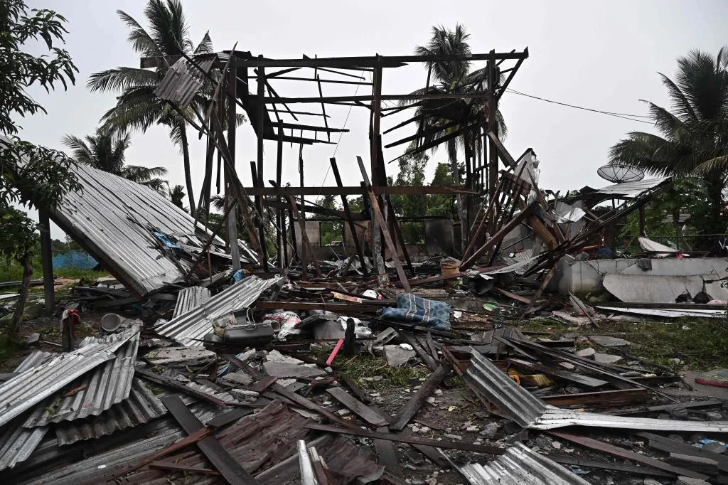 Tailandia y Camboya acuerdan negociar este lunes un alto el fuego en Malasia tras cuatro días de combates - El Mundo