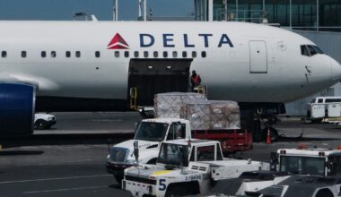 Agentes federales irrumpen en vuelo de Delta y arrestan al copiloto momentos después de aterrizar
