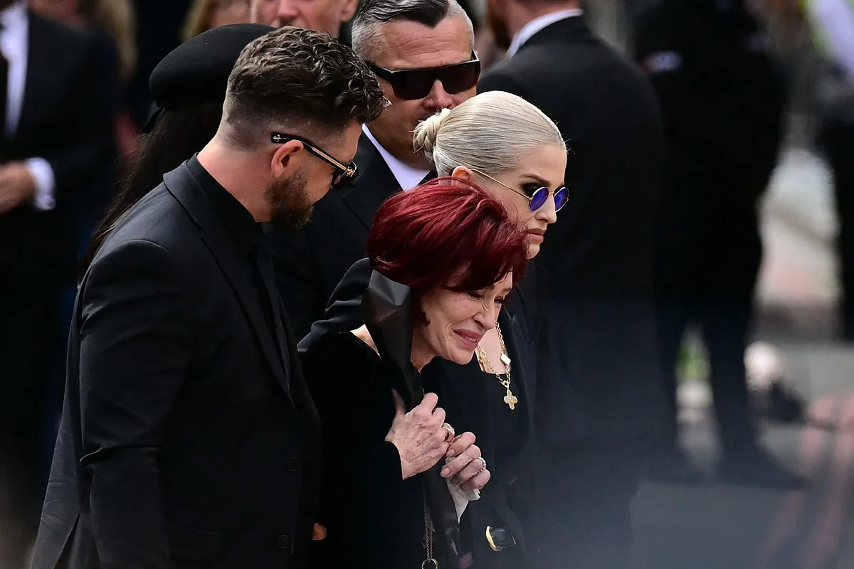 Birmingham se despide de Ozzy Osbourne con un emotivo y multitudinario cortejo fúnebre
