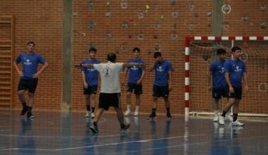 Félix Mojón da instrucciones durante la primera sesión del pasado curso.