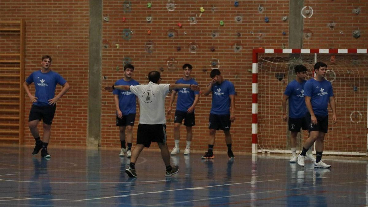 Félix Mojón da instrucciones durante la primera sesión del pasado curso.
