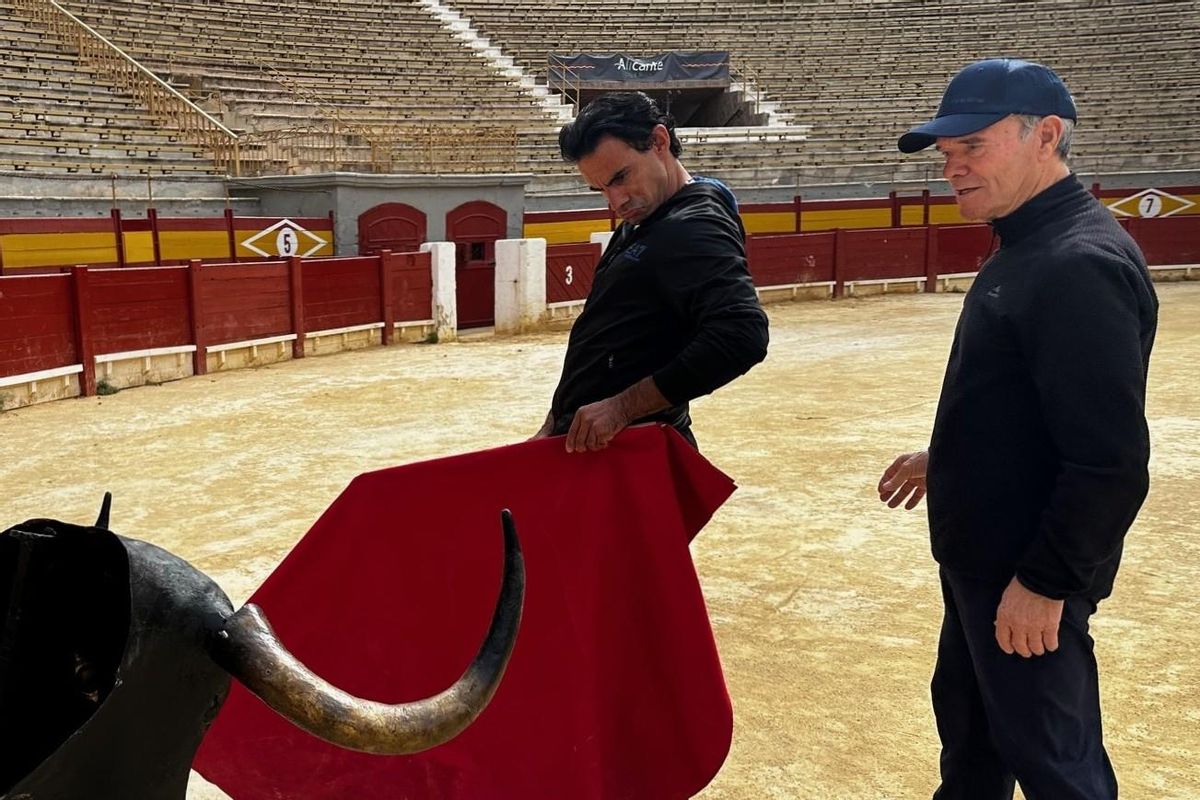 El torero Miguel Giménez junto al maestro Gregorio Tébar 'El Inclusero'