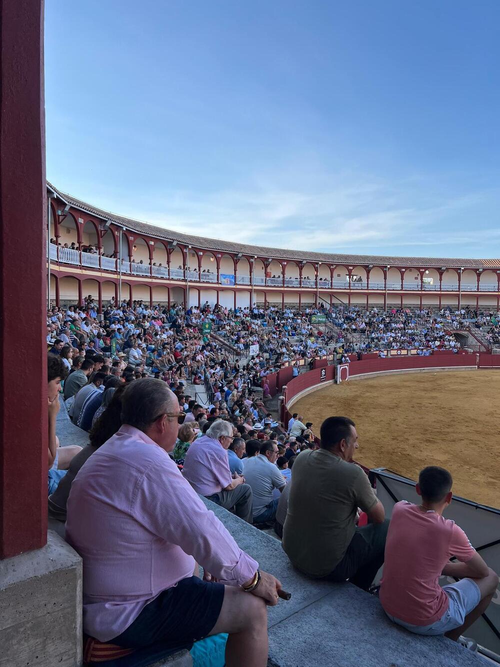 Buena entrada con media visual en la plaza de toros de Ciudad Real en la final del certamen de la escuela taurina