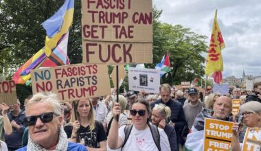 Unas 1.500 personas protestan en Escocia contra Trump mientras juega al golf en Turnberry