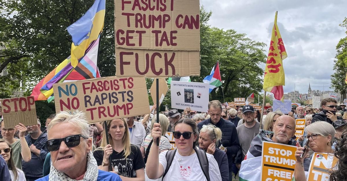 Unas 1.500 personas protestan en Escocia contra Trump mientras juega al golf en Turnberry