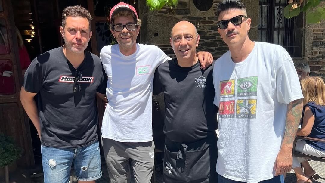 Álvaro Benito hace escala en el restaurante de Lugo donde comen todos los artistas