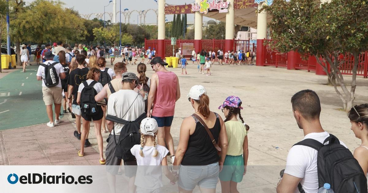 Facua denuncia a Isla Mágica, Parque Warner, Port Aventura y Terra Mítica por impedir la entrada con comida y bebida