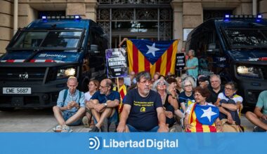 Llach, Borràs y unos amigos se hacen una foto en el MNAC para "defender" las pinturas de Sijena
