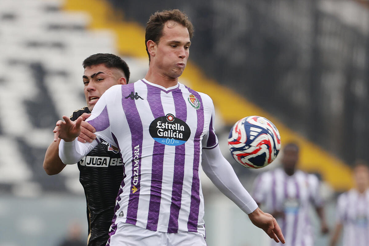 Nicolás Suarez (i) de Colo Colo disputa el balón con Juanmi Latasa de Valladolid este sábado, durante un partido amistoso del Desafío Centenario Copa Jetour entre Colo-Colo y Real Valladolid en el Estadio Monumental, en Santiago (Chile). 