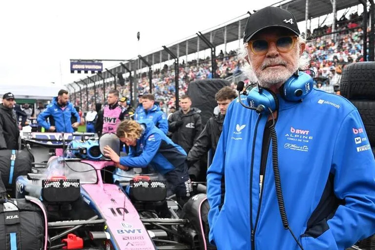 Flavio Briatore anunció el cambio de motorista para el próximo año, cuando la Fórmula 1 desandará una revolución técnica y de impulsores