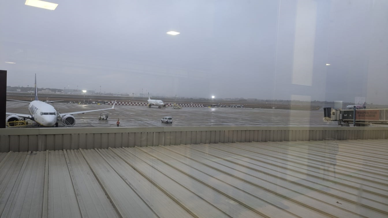 Vueling asegura que los jóvenes judíos desalojados de un avión en Valencia manipularon varios chalecos y máscaras de oxígeno